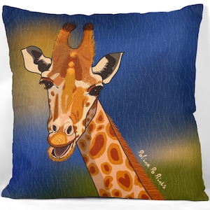 La funda de almohada de jirafa sonriente con colores festivos agrega alegría y encanto lúdico a hogares amantes de la diversión y momentos de regalo acogedores.
