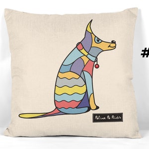 La estilizada funda de almohada de perro con arte divertido añade color y encanto a la habitación de cualquier amante de los perros o a un alegre interior bohemio.