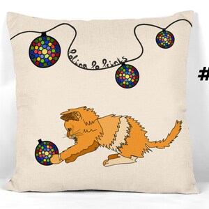Esta divertida funda de almohada de gato jengibre con un divertido arte felino le da un toque peculiar y es un lindo regalo para amigos pelirrojos o amantes de los gatos.