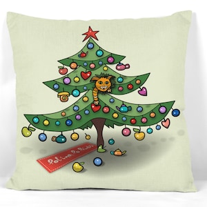 Divertida funda de almohada navideña con un gatito juguetón en el árbol: una decoración navideña caprichosa para los amantes de los gatos y un ambiente acogedor para el hogar de temporada.