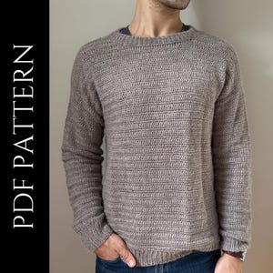 Könnte beinhalten: Hellbrauner Häkelpullover mit Rundhalsausschnitt und langen Ärmeln. Der Pullover hat ein strukturiertes, horizontales Rippenmuster. Der Text "PDF PATTERN" ist vertikal auf der linken Seite des Bildes aufgedruckt.