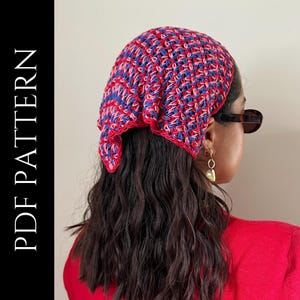 Könnte beinhalten: Ein gehäkeltes Kopftuch in Rot, Blau und Rosa. Das Kopftuch wird von einer Person getragen, die eine Sonnenbrille und ein rotes Oberteil trägt. Der Text "PDF PATTERN" befindet sich auf der linken Seite des Bildes.