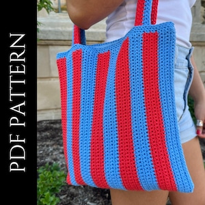 Może przedstawiać: Torebka typu tote w paski w kolorze niebieskim i czerwonym z pasującymi paskami. Torba jest trzymana przez osobę. Tekst "PDF PATTERN" znajduje się po lewej stronie obrazu.