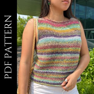 Op de afbeelding: Een kleurrijk, mouwloos gehaakt topje met horizontale strepen in roze, geel, groen en paars. De tekst "PDF PATTERN" staat verticaal aan de linkerkant. Het topje is een handgemaakt kledingstuk.
