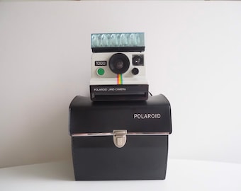 Polaroid 1000 Land Camera * Rainbow * including bag and flash * green button * plastic * 70s * very good vintage condition