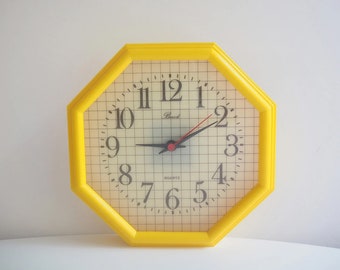 Plastic * wall clock * Bavoli * made in Italy * 70s * very good vintage condition