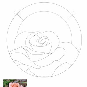 Peut inclure: Un dessin au trait noir et blanc d'une rose dans un cercle. La rose est au centre du cercle et a un design détaillé. Le dessin est sur fond blanc.