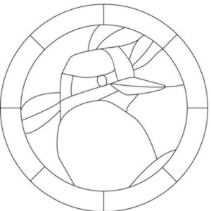 Op de afbeelding: Een zwart-witte lijntekening van een vogel met een hoed, in een cirkelvormig glas-in-loodraam.