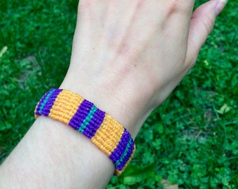 Pulsera de macramé morada y amarilla hecha a mano - Cierre de botón bohemio