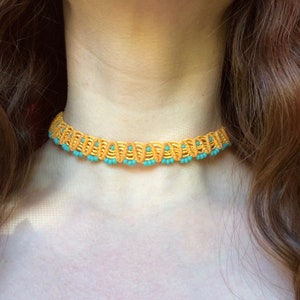 Presente exclusivo para mulher - Gargantilha de macramê - Gargantilha com contas amarelas e azuis - Colar boho detalhado feito à mão - Gargantilha hippie ajustável