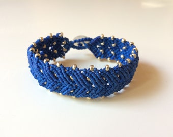 Blått Makraméarmband - Silverpärlor, Handgjort