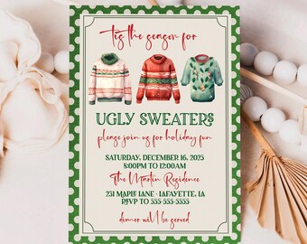 Puede incluir: Tarjeta de invitación con borde verde y fondo crema. El texto dice "Tis the season for UGLY SWEATERS" con detalles para una fiesta navideña. Tres suéteres de acuarela se representan encima del texto.