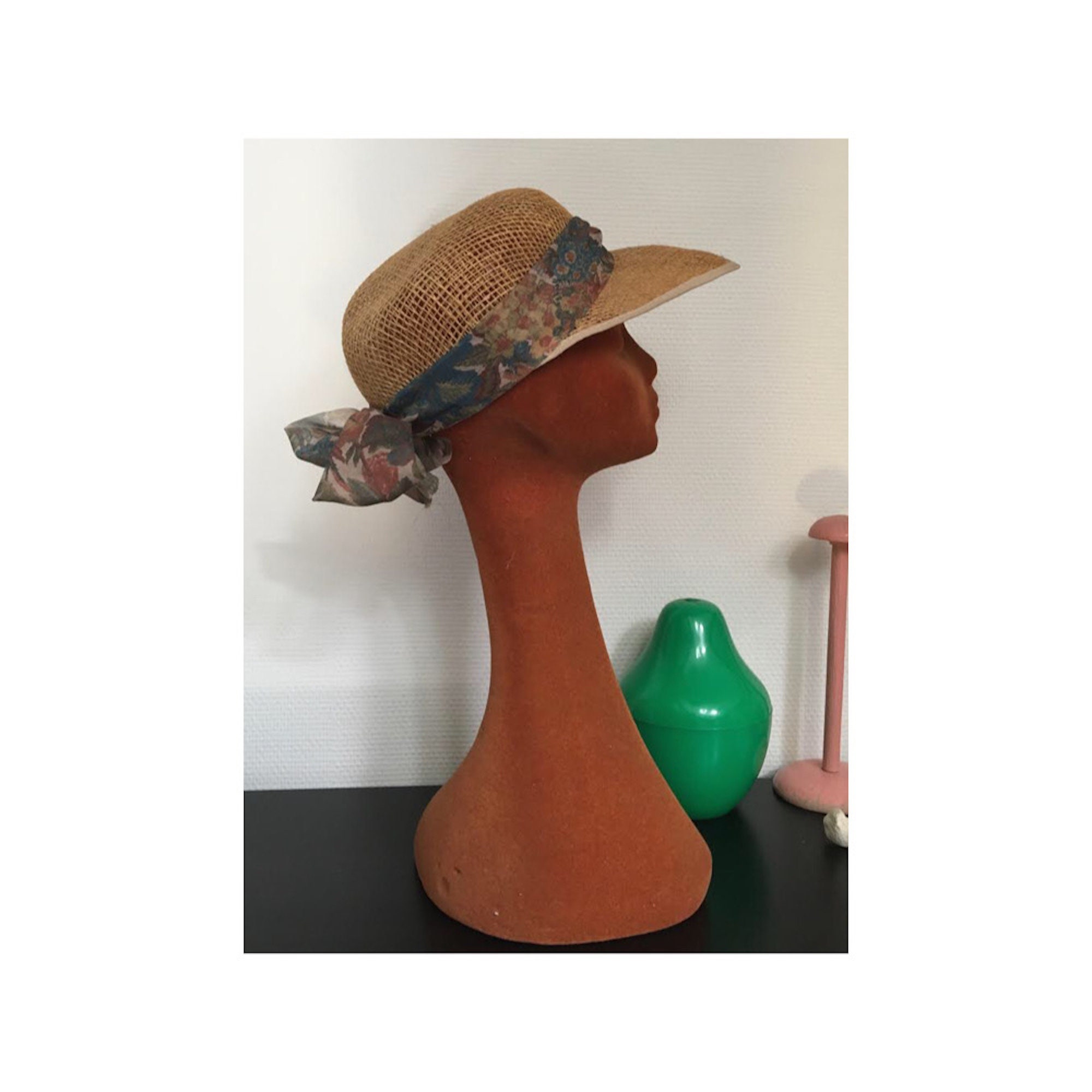 Sombrero de canoa visera de mimbre vintage y su bufanda anudada