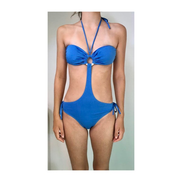 Maillot de bain une pièce esprit 70s 80s bleu piscine avec ouverture sur les côtés