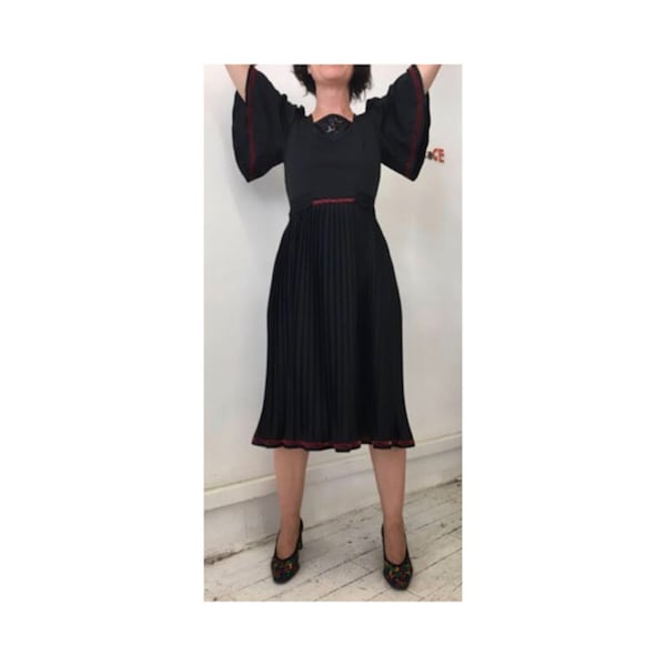 Robe vintage 80s noire manches courtes évasées et jupe plissée cousue main