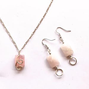 Rechthoekige roze morganietketting en oorbellen
