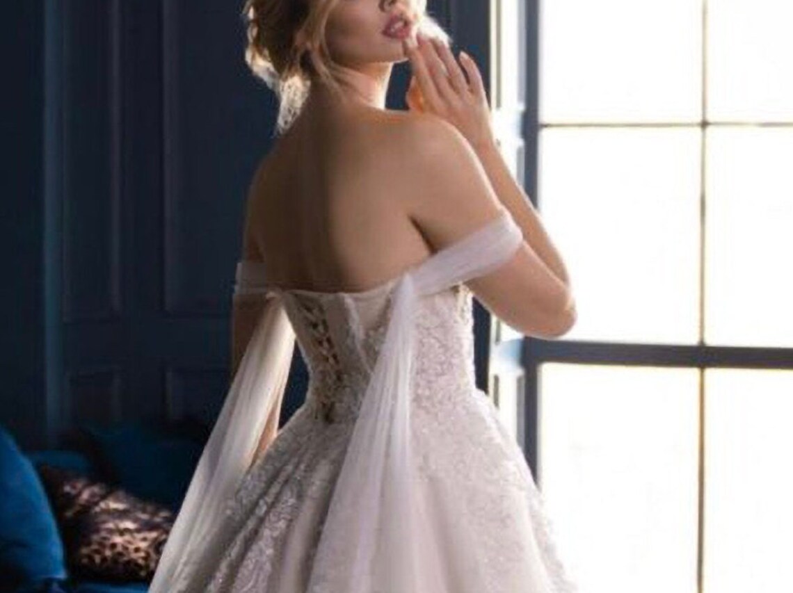 Off the Shoulder Fairy Hochzeitskleid mit Kapelle Zug ...
