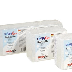 Könnte beinhalten: Drei weiße Seifenstücke mit der Aufschrift "soapyfun Rohseife" in verschiedenen Größen: 1000 g, 500 g und 250 g. Die Seife ist transparent und mit "transparent" gekennzeichnet.