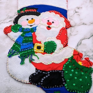 Fieltro vintage hecho a mano con lentejuelas y cuentas Media navideña de Papá Noel y muñeco de nieve