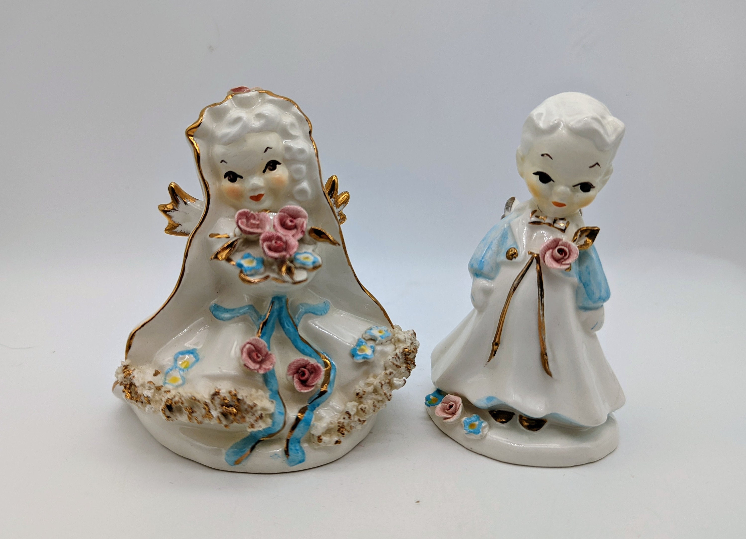 Links die Braut und der Bräutigam Engel Figuren mit Spaghetti Borte und applizierten Blumen