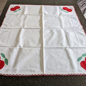 Quadrato da tavolo in ciliegio/mela con applique vintage con rifiniture all'uncinetto