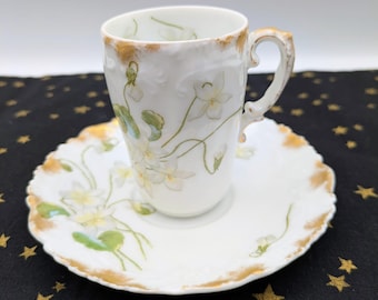 Taza y platillo de café Limoges altos con flores blancas