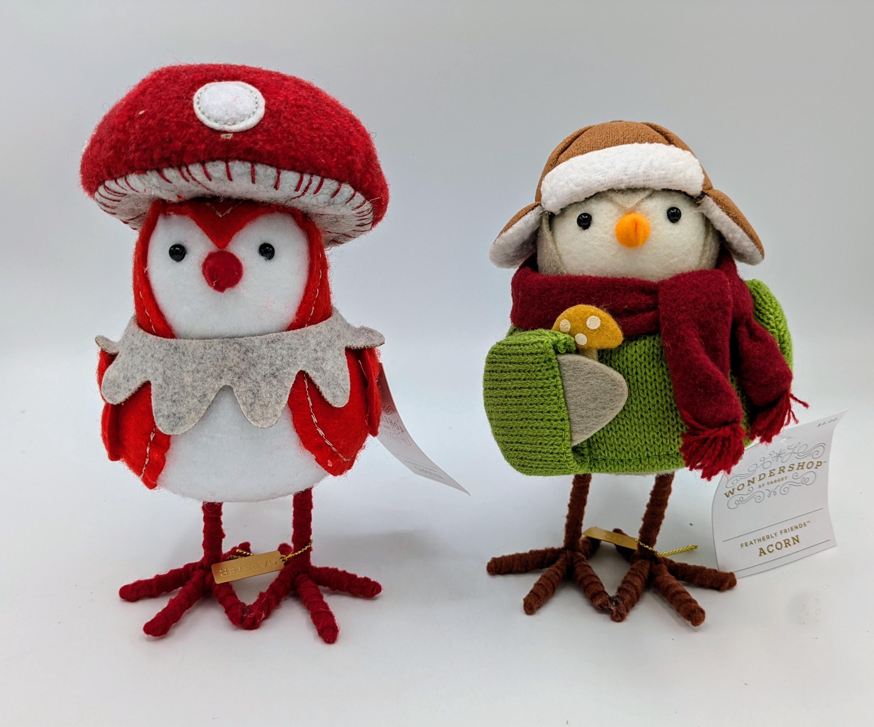 Ornement d'oiseau Featherly Friends marron chapeau rouge