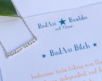BadAss teefketting | Handgestempelde staafketting | zomersieraden | minimalistische sieraden | grappig cadeau voor haar | cadeau beste vriend | brutaal cadeau