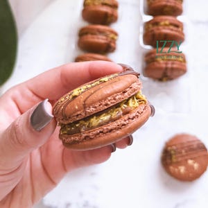 Dubai Chocolate Macarons - Knafeh Chocolate - Valentine's Day Gift - Gift Box - Pistachio Macarons, Kunafa pistachio Milk chocolate