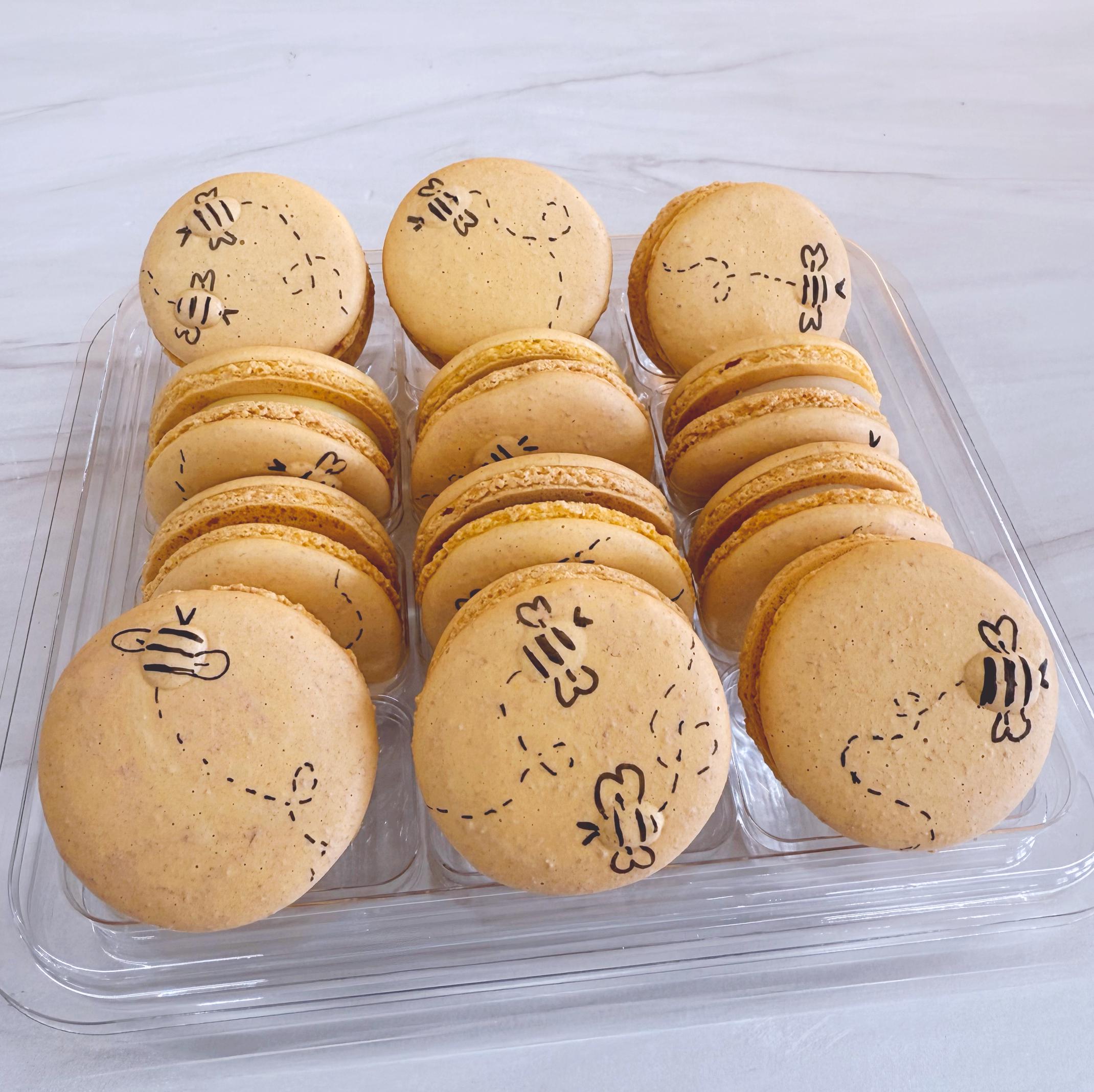 Bees Design Macarons 12 or 24 - Choose your flavors - Edible Macaroons - French Cookies - Honey Bees cookies Macarons