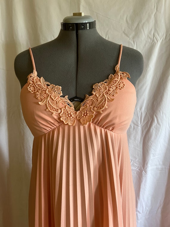 Vintage 1970's Peach Lace and Pleated Dress - image 4