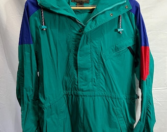 Könnte beinhalten: Eine grüne, blaue und rote Kapuzenjacke mit Reißverschluss und Kordelzug an der Taille. Die Jacke hat ein Etikett mit der Aufschrift "Eddie Bauer" und "Mountain Gear".