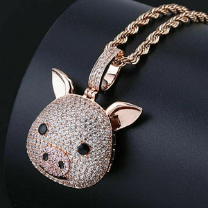 Colgante de plata de ley 925 con circonita cúbica redonda y diseño de cerdo, ideal para hombre y mujer, con acabado en oro rosa de 14 quilates.