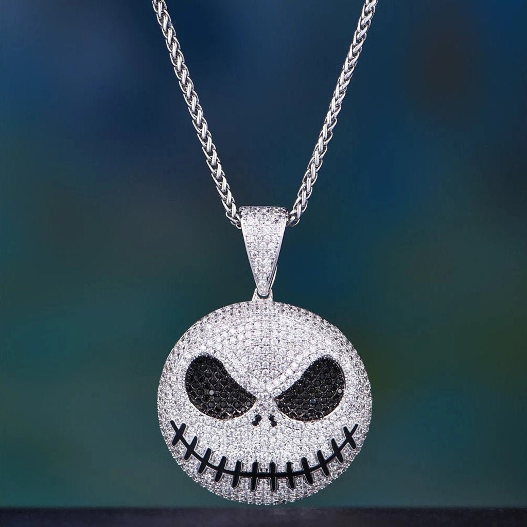 Colgante de Jack Skellington en plata de ley 925 bañado en oro blanco y con cristales de Swarovski