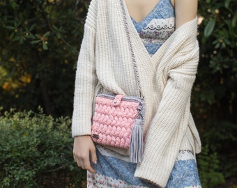 Cukierkowa mała torebka typu crossbody | Kopertówka szydełkowa, torebki i torby boho chic od JalaStore, torba podręczna, boho, prezent świąteczny