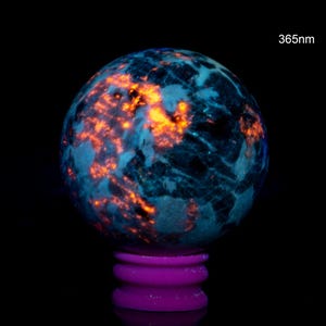 Hackmanita Fluorescente Natural - Esfera Sodalita Tenebrescent 65 mm