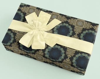 Papel de regalo geométrico Hokusai Ghost – Caqui-dorado, estampado azul prusiano