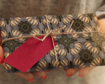 Papel de regalo de tulipanes de la Edad de Oro holandesa: diseño de medallón floral