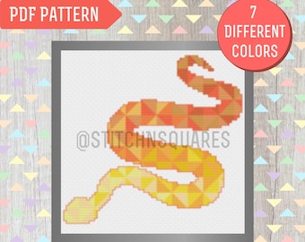 Peut inclure: Un motif de point de croix représentant un serpent avec un design géométrique dans des tons de jaune, orange et rouge. Le motif est encadré et comprend le texte "@stitchinsquares" et "7 couleurs différentes".