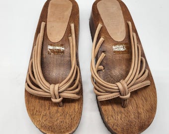 Sandalias de plataforma de madera Bongo Vintage Y2K para mujer, talla 8 M, de cuero marrón claro con tiras y cuña.