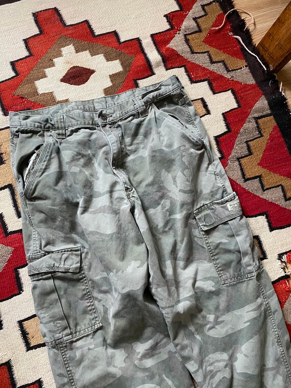 Y2k baggy wrangler camo cargo pants measured 35”x32” Gem
