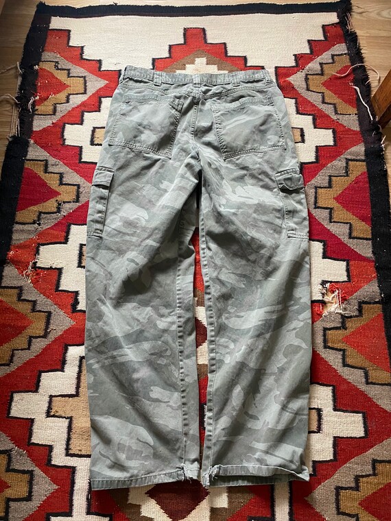 Y2k baggy wrangler camo cargo pants measured 35”x32” Gem