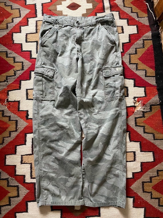 Y2k baggy wrangler camo cargo pants measured 35”x32” Gem