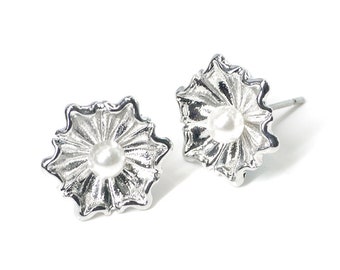 Pearl Flower Stud Earrings / Daily / Titanium Post / Rhodium Plated Brass Brass / Made in Japan / eje295