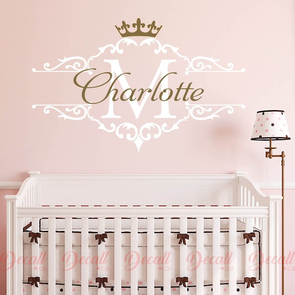 Calcomanía de pared personalizada con nombre de niña y corona de princesa tiara - Decoración de pared de guardería con nombre personalizado - Calcomanía de pared de vinilo removible D080