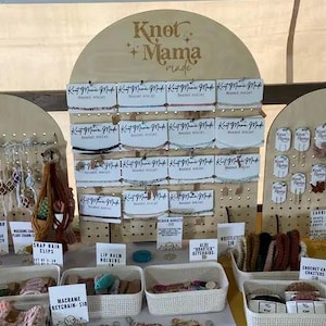 20"x25" Marktdisplay für Kunsthandwerksmessen, zusammenklappbare gebogene Tischplatte, gewölbte Lochwand (physischer Artikel)