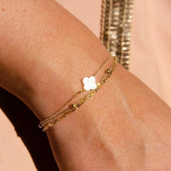 Bracelet femme petit trèfle en nacre blanche véritable monté sur une chaine en acier inoxydable triple, bracelet porte bonheur