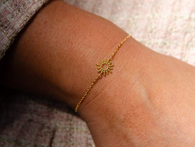 Bracelet petit soleil délicat en acier inoxydable dorée 18K, bracelet minimaliste, bracelet accumulation, bracelet or image 3