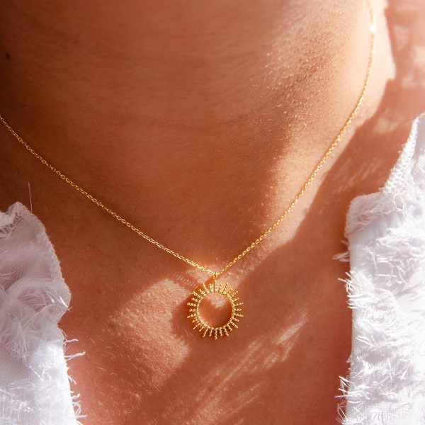 Collier soleil doré en acier inoxydable plaqué or 18K, résistant à l'eau, réalisé avec une chaine fine discrète et élégante