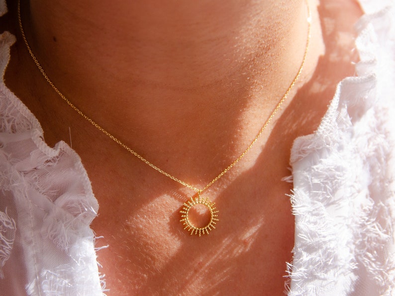 Collier soleil doré en acier inoxydable plaqué or 18K, résistant à l'eau, réalisé avec une chaine fine discrète et élégante image 1